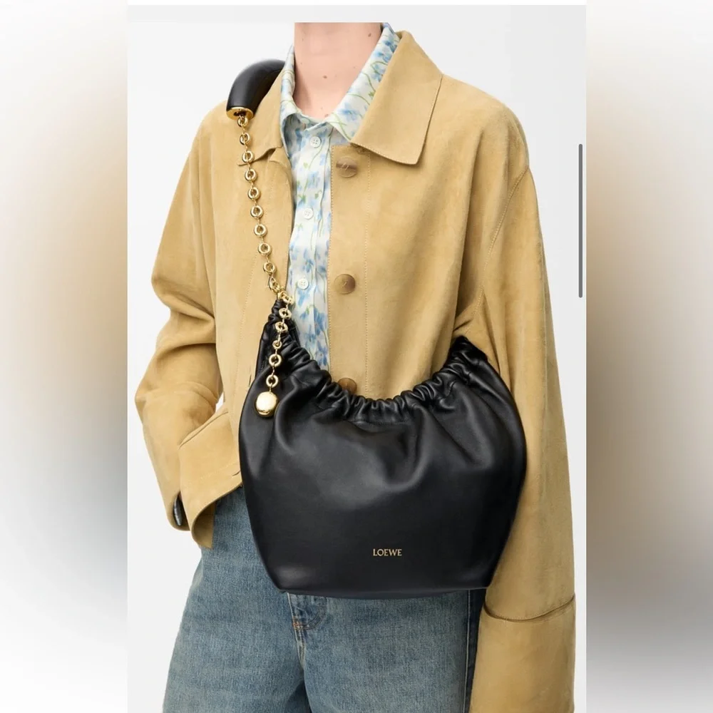 Loewe Small Squeeze bag in mellow nappa black lambskin - Picture 2 of 15